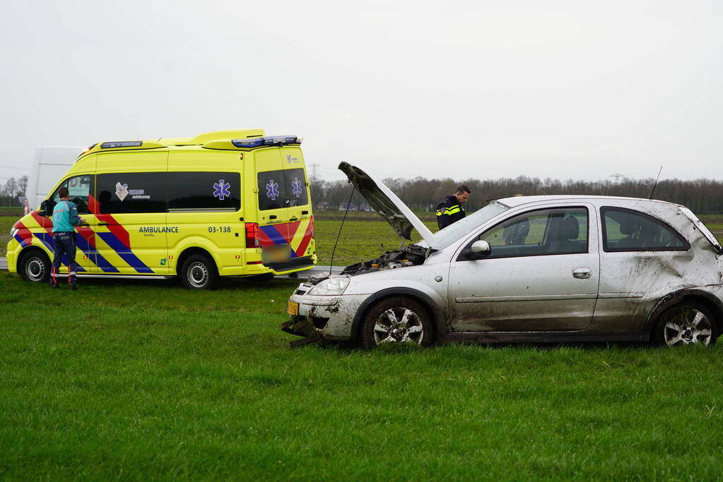 Automobiliste raakte van de weg en komt in weiland terecht