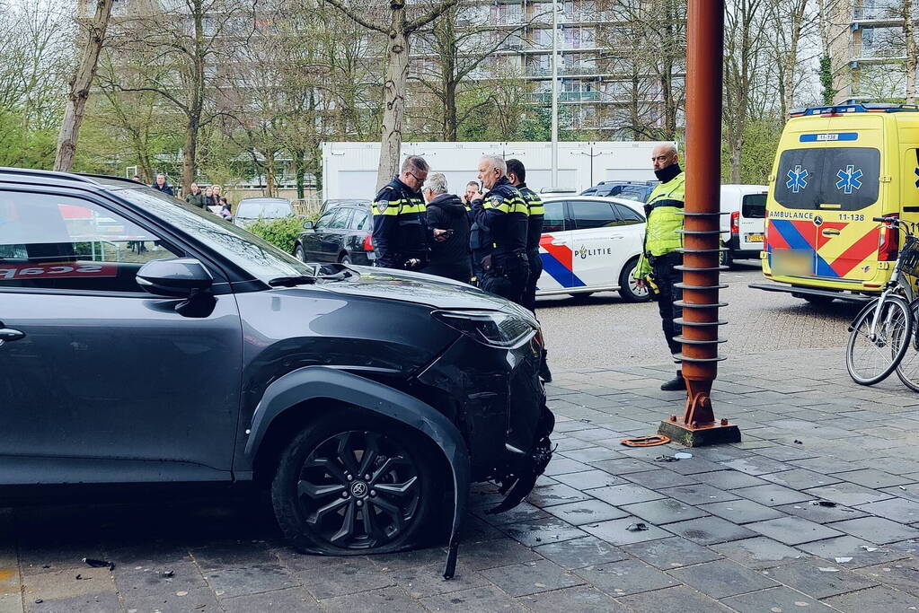 Automobilist rijdt in op voetgangers, vrouw (77) belandt onder auto