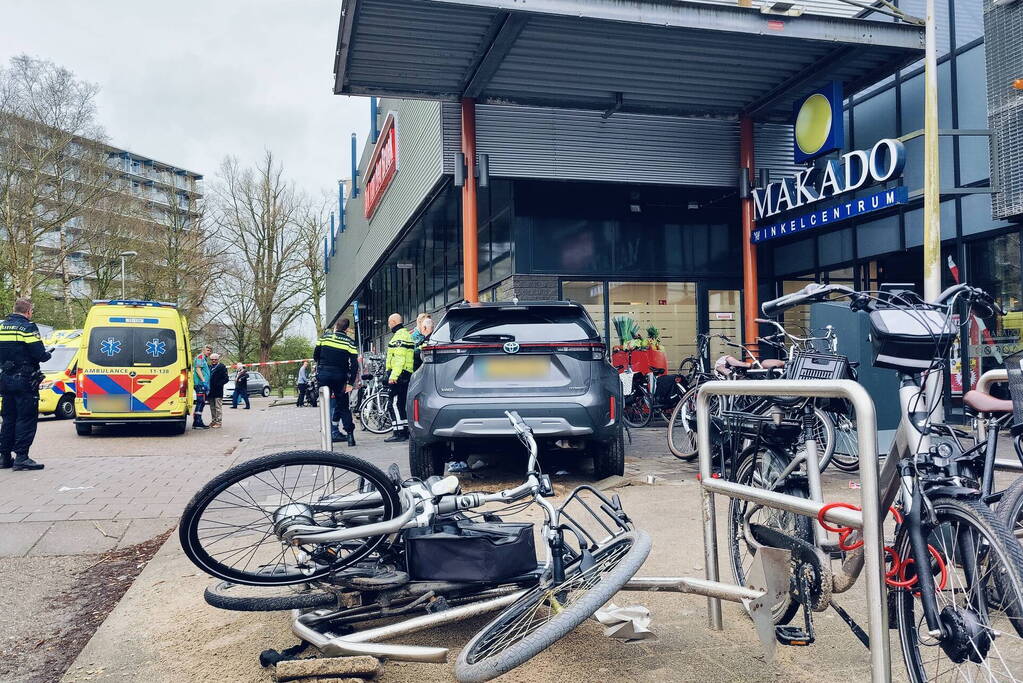 Automobilist rijdt in op voetgangers, vrouw (77) belandt onder auto