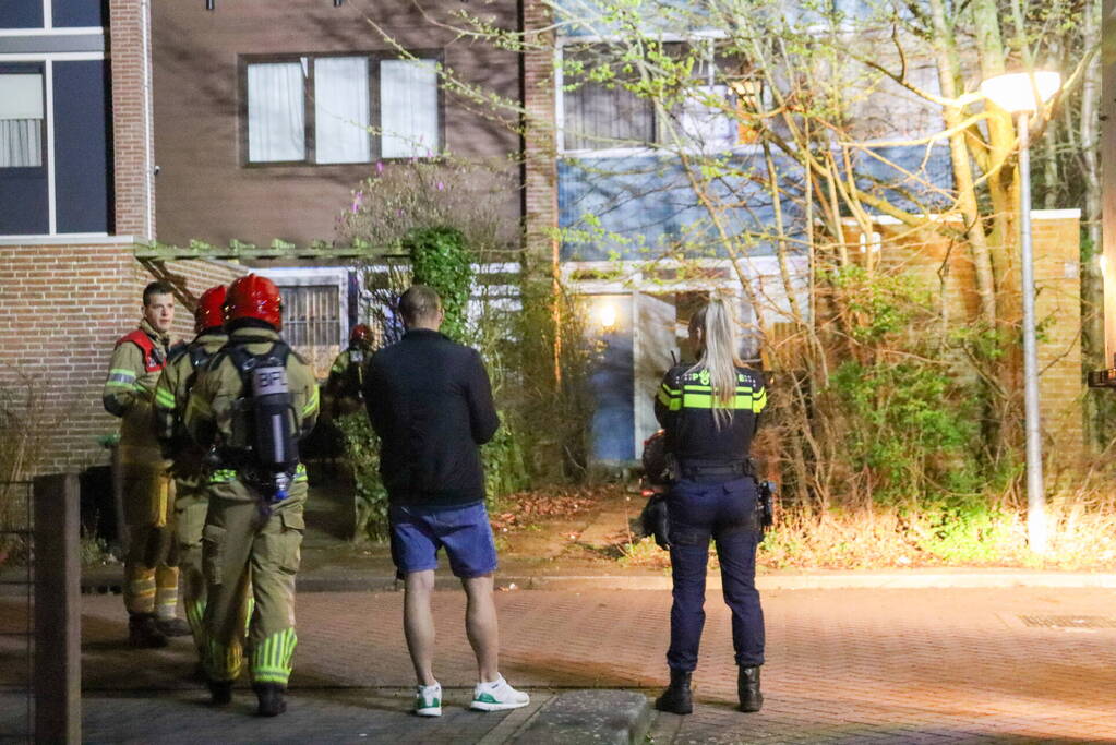 Brand in achtertuin van woning snel onder controle