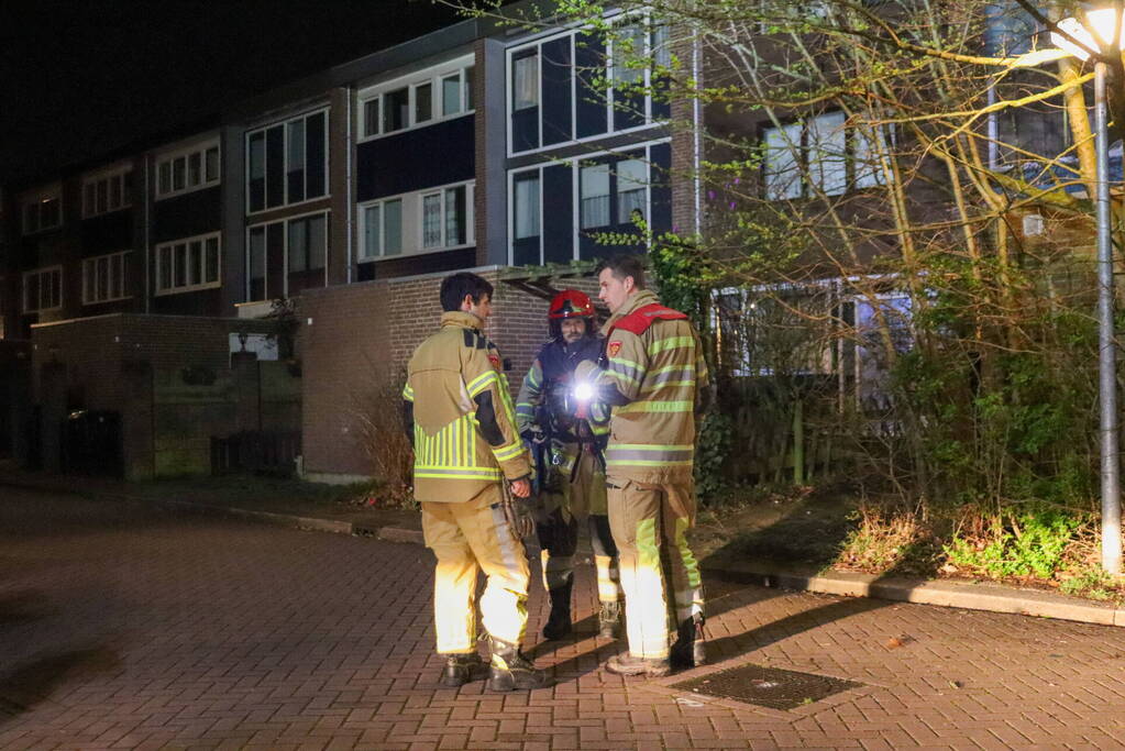 Brand in achtertuin van woning snel onder controle