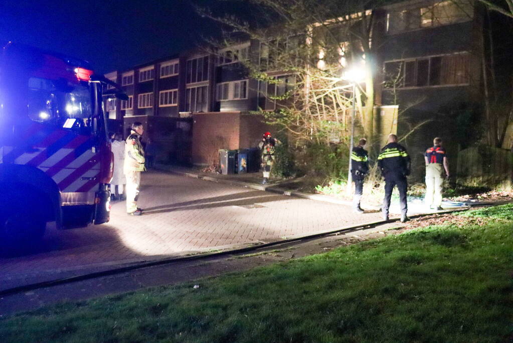 Brand in achtertuin van woning snel onder controle