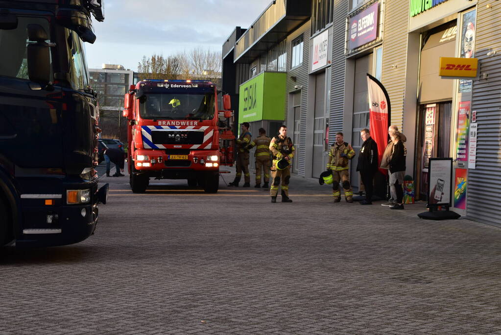 Brand in bedrijfspand zorgt voor rookontwikkeling