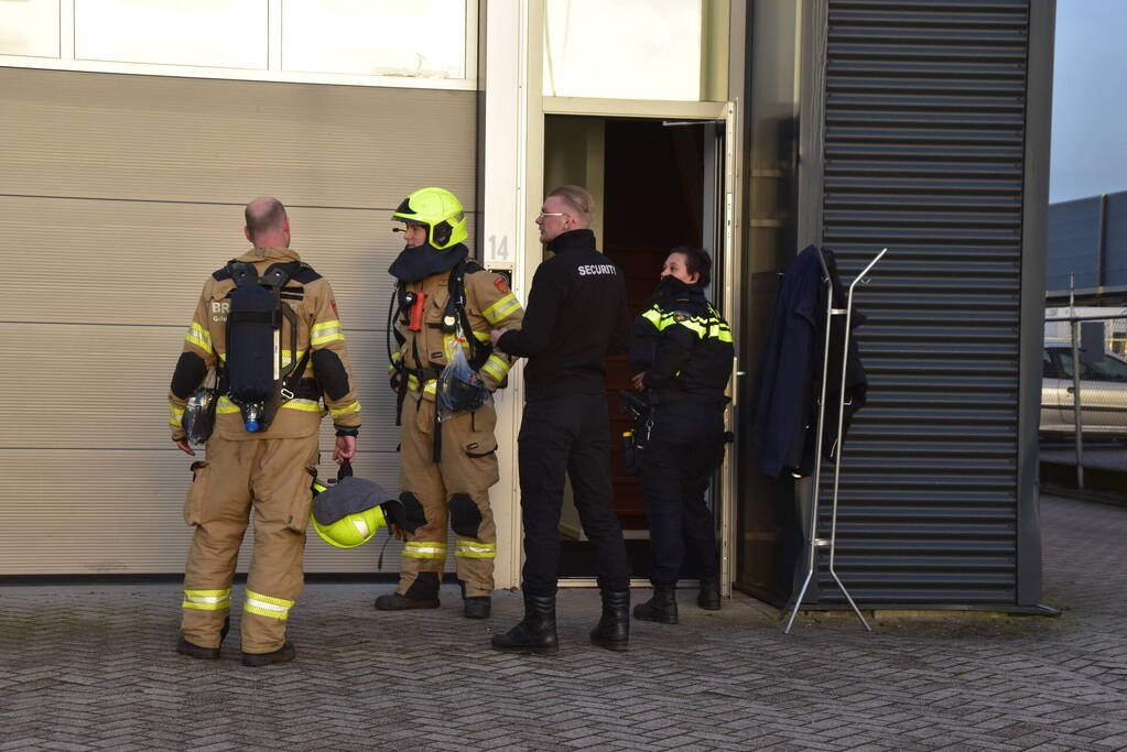 Brand in bedrijfspand zorgt voor rookontwikkeling