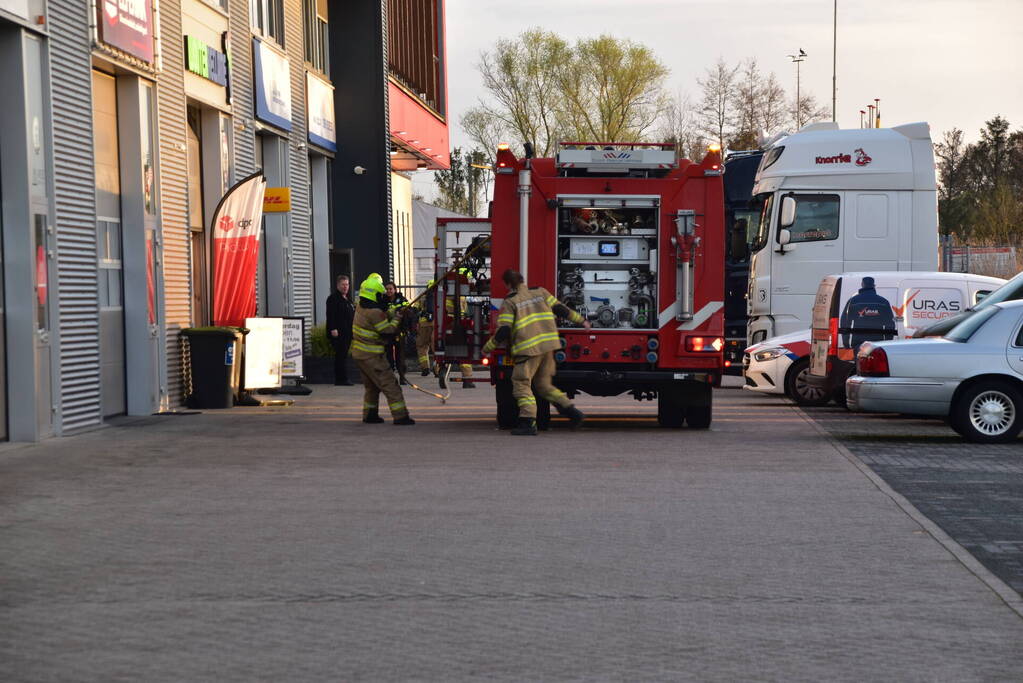 Brand in bedrijfspand zorgt voor rookontwikkeling