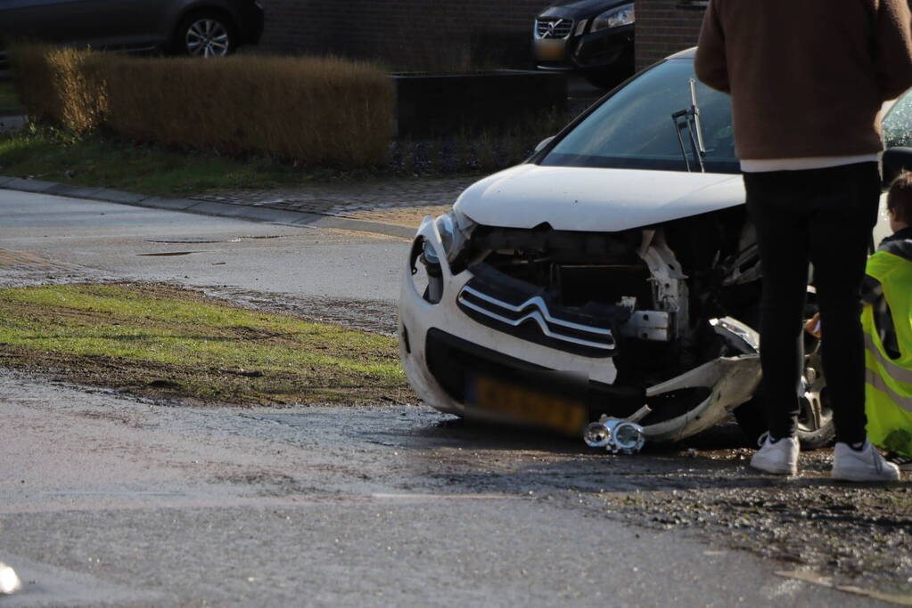 Forse schade na ongeval tussen twee auto's