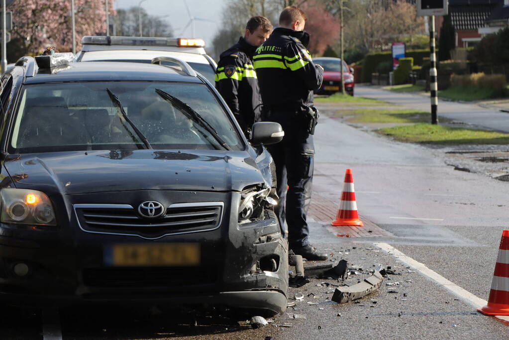 Forse schade na ongeval tussen twee auto's