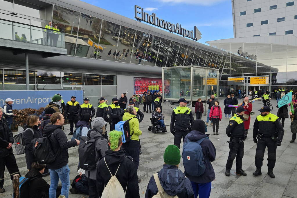 XR dringt eindhoven airport binnen