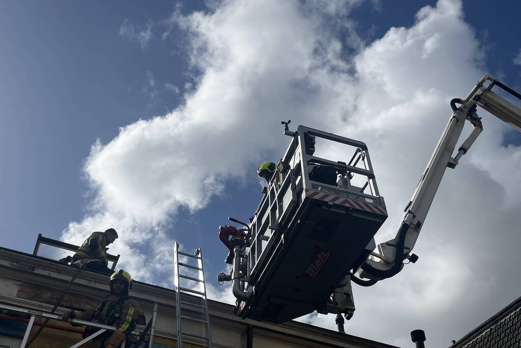 Brand op dak van woning