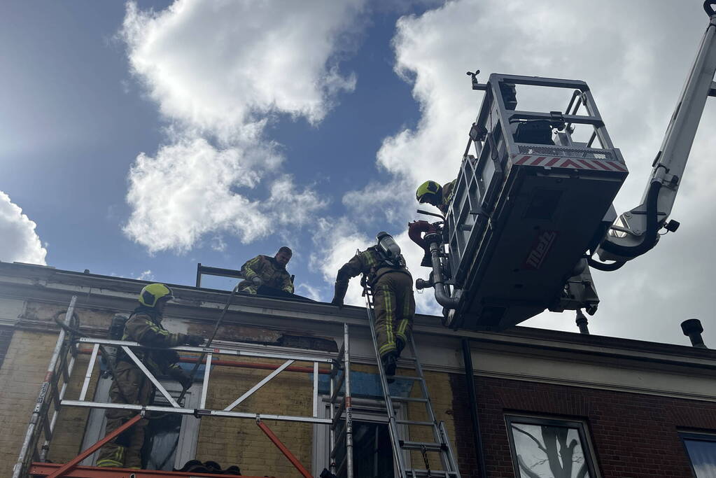 Brand op dak van woning