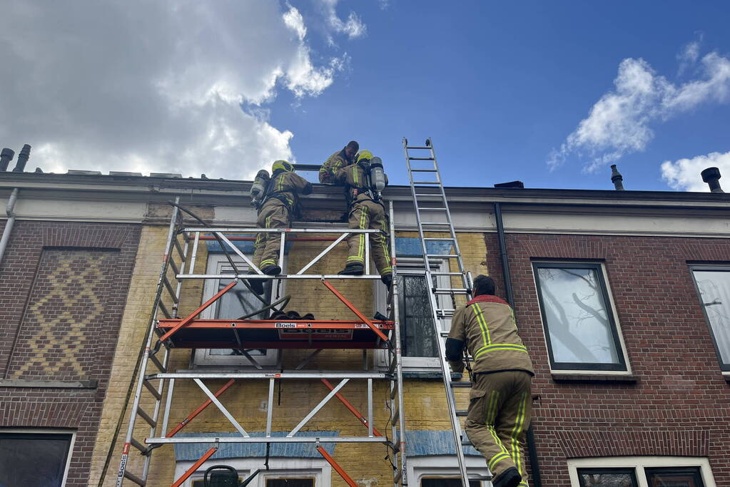 Brand op dak van woning