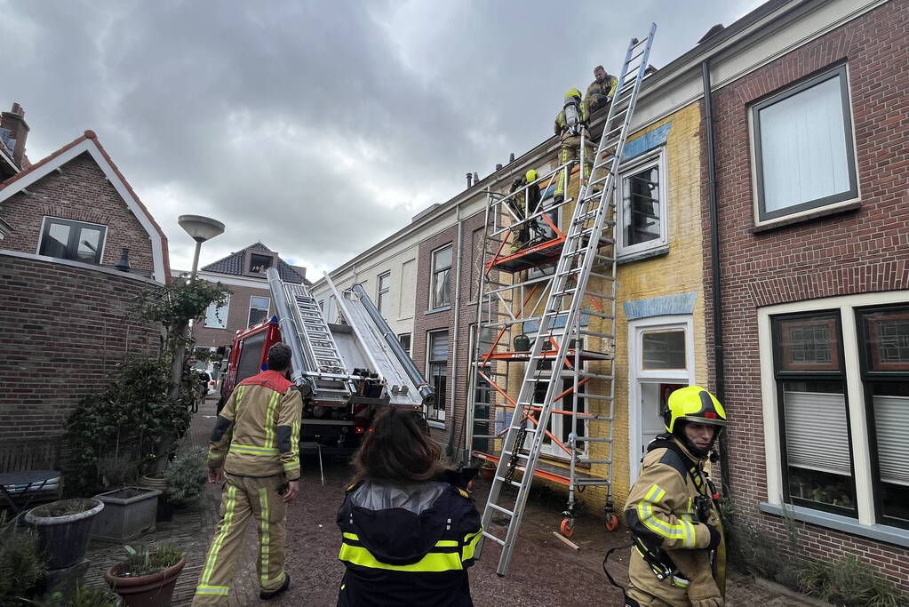 Brand op dak van woning