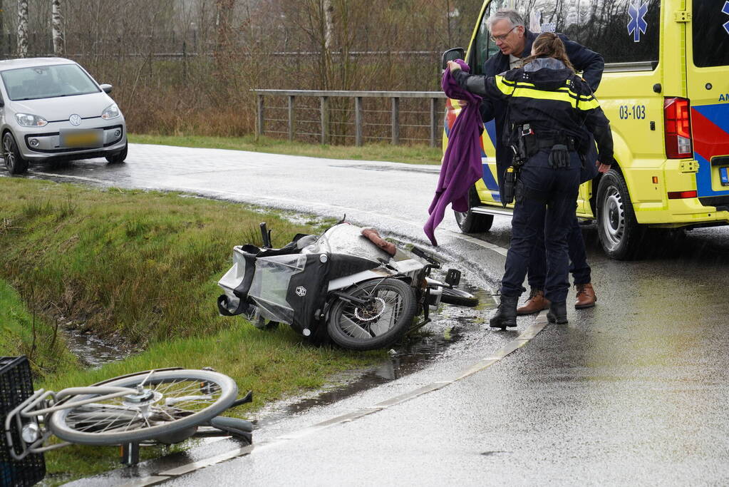 Auto en elektrische bakfiets botsen in Assen