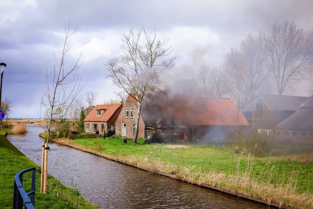 Felle brand aanbouw van voormalige manege