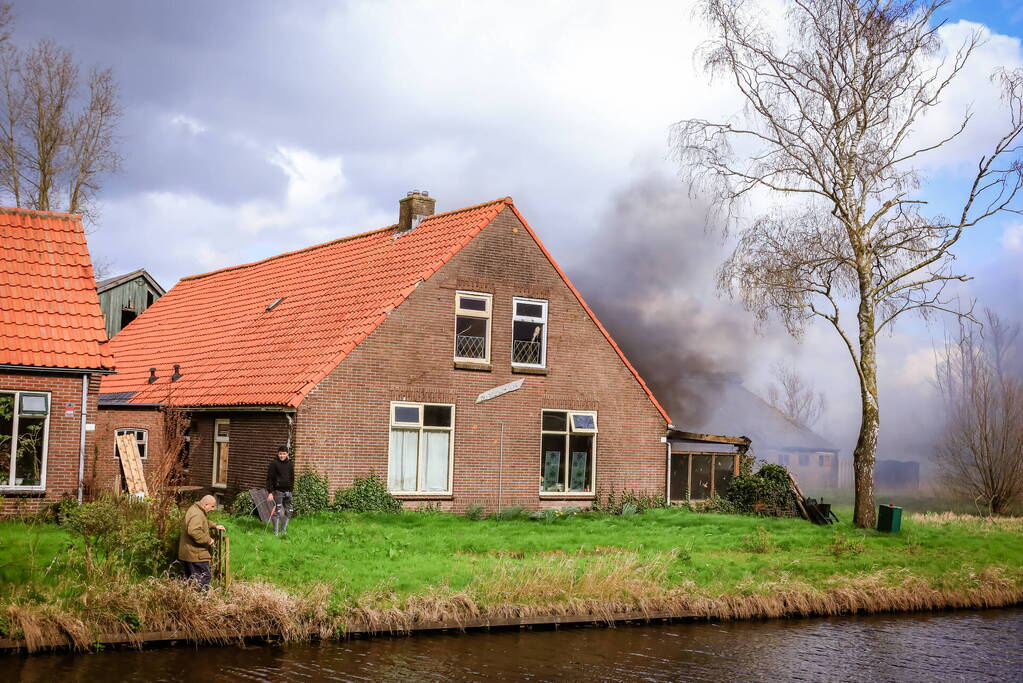 Felle brand aanbouw van voormalige manege