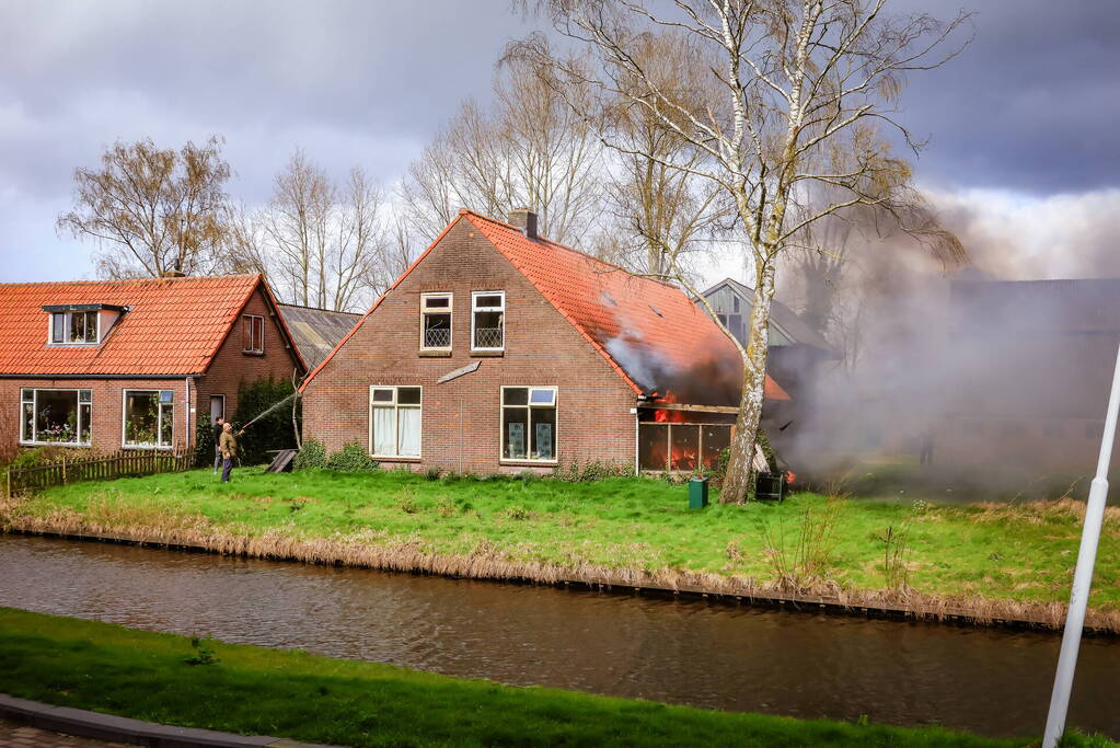 Felle brand aanbouw van voormalige manege