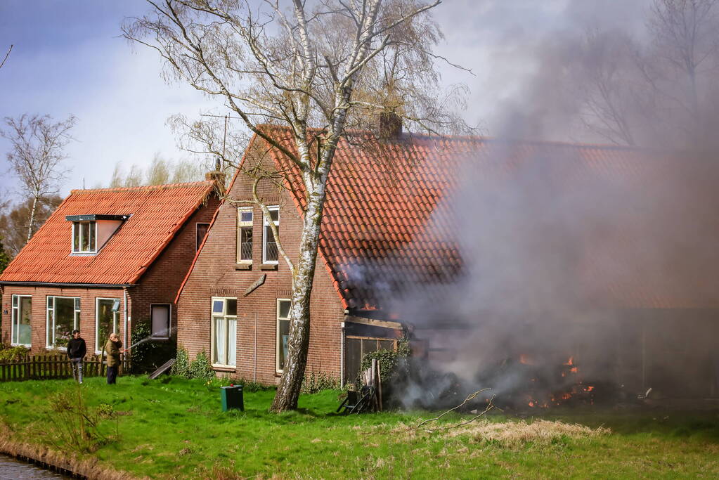 Felle brand aanbouw van voormalige manege