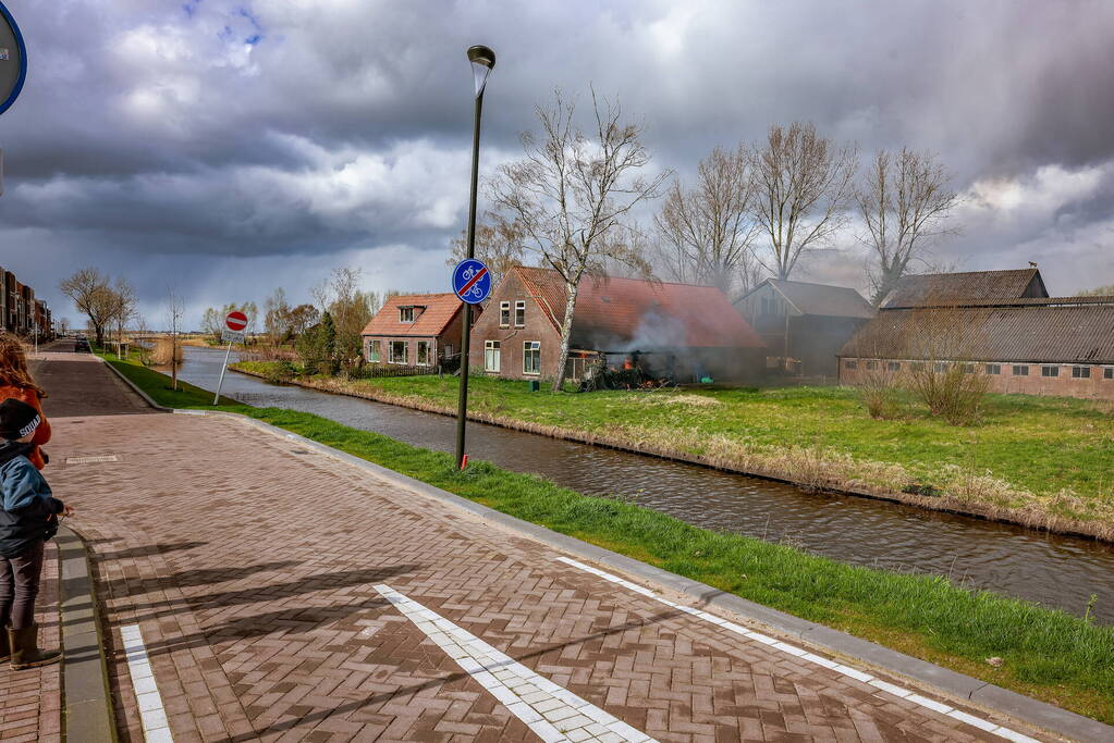 Felle brand aanbouw van voormalige manege