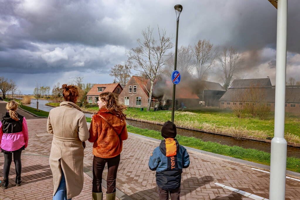 Felle brand aanbouw van voormalige manege