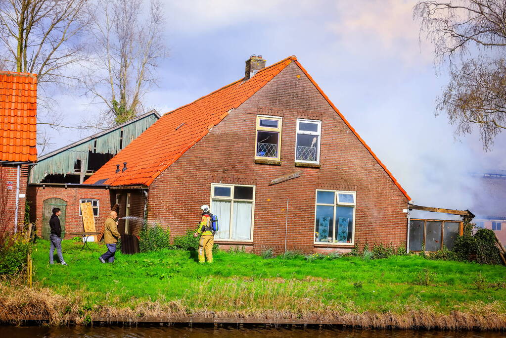 Felle brand aanbouw van voormalige manege