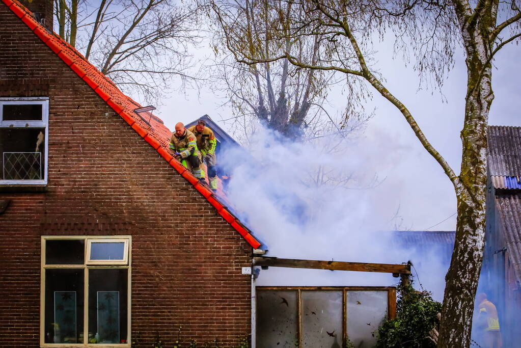 Felle brand aanbouw van voormalige manege