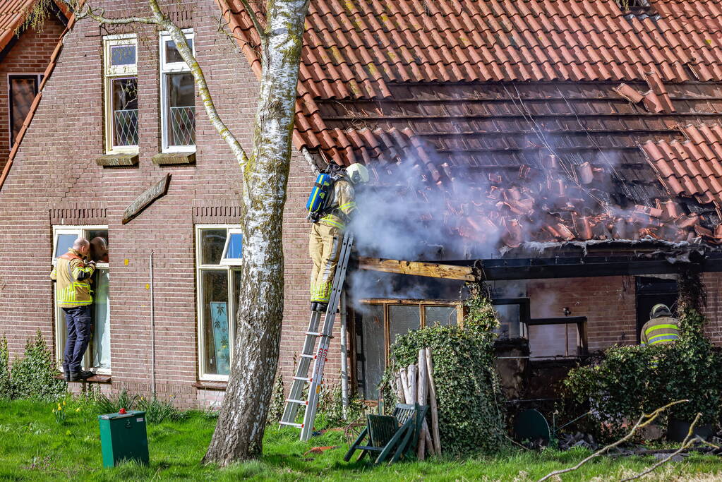 Felle brand aanbouw van voormalige manege