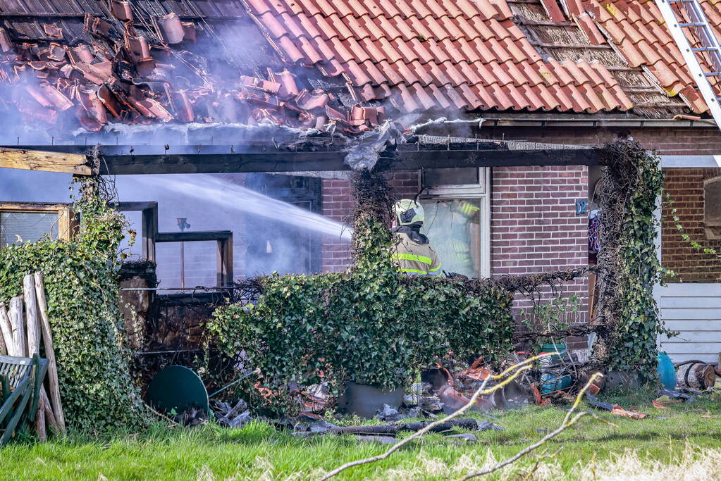 Felle brand aanbouw van voormalige manege