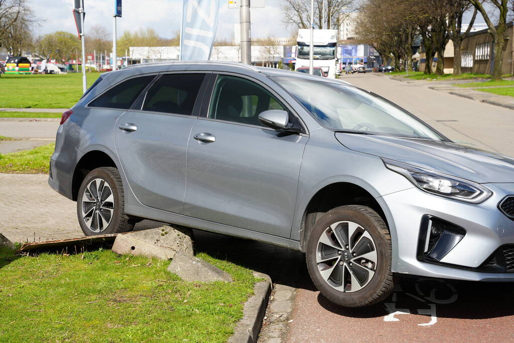 Automobilist rijdt zich vast op betonnen afscheiding