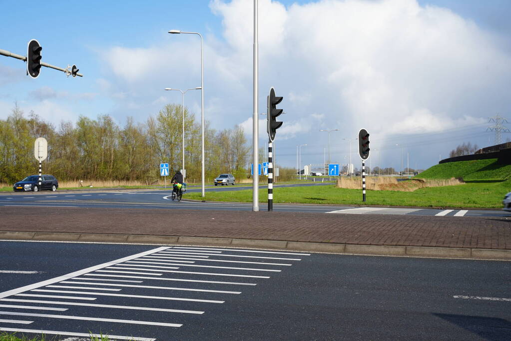 Voorbijganger grijpt in als man snelweg wil op fietsen