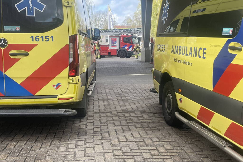 Veel medisch personeel voor noodsituatie in de woning