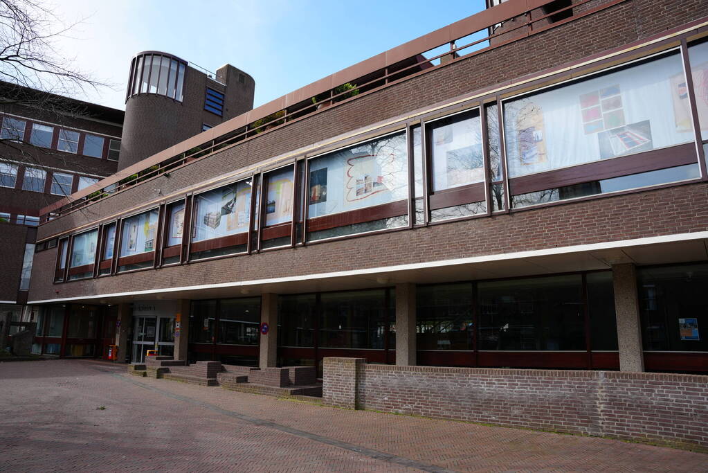 Tekeningen, foto's en bouwtekeningen als raamkunstwerk bij stadshuis