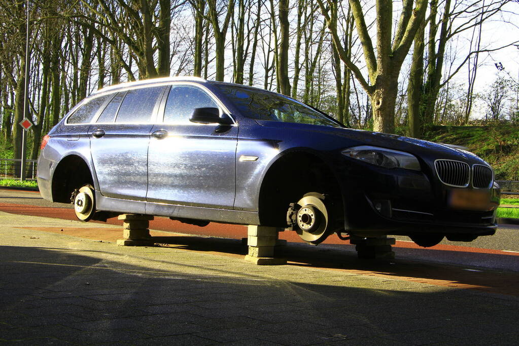 Velgen worden van auto gejat, auto blijft achter