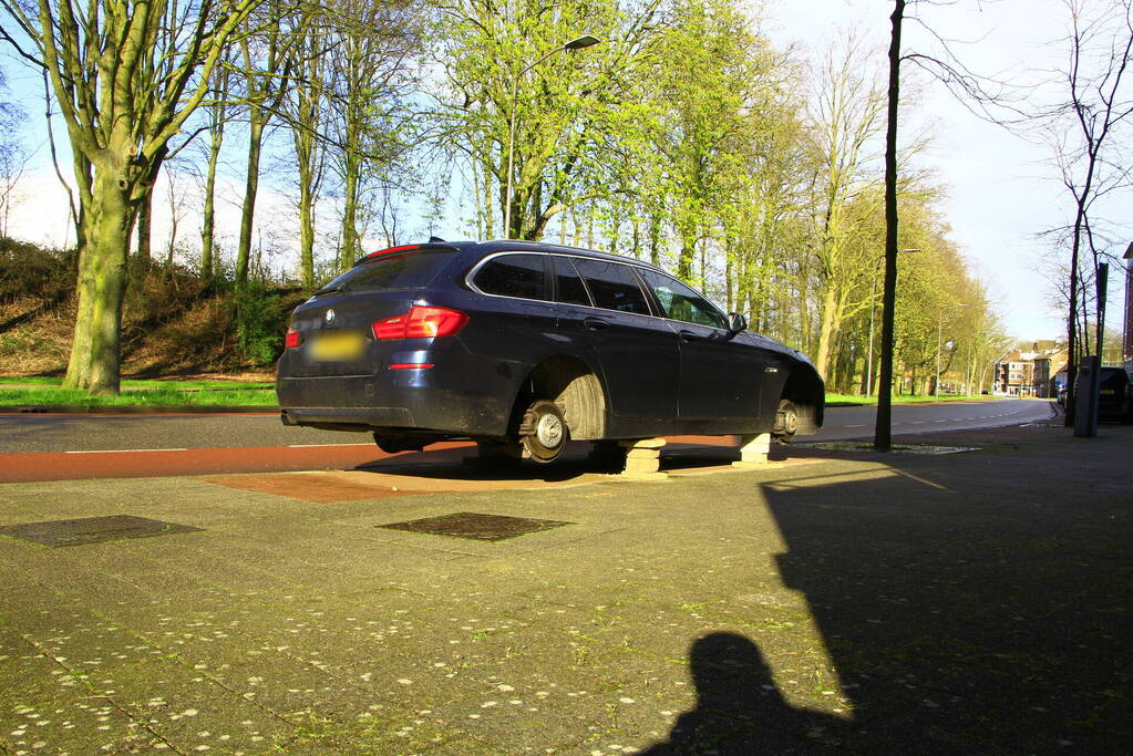 Velgen worden van auto gejat, auto blijft achter