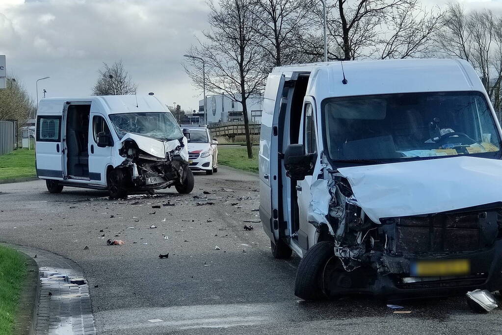 Flinke schade door botsing met bestelbussen