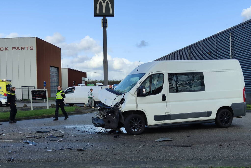 Flinke schade door botsing met bestelbussen