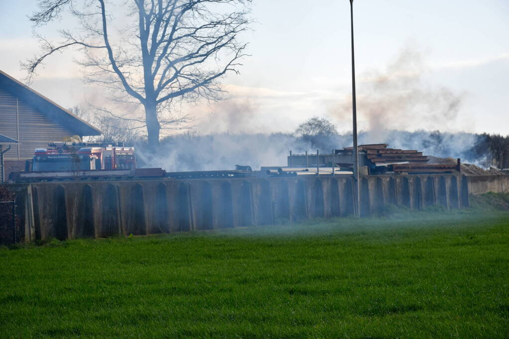 Middelbrand in stro hooiopslag