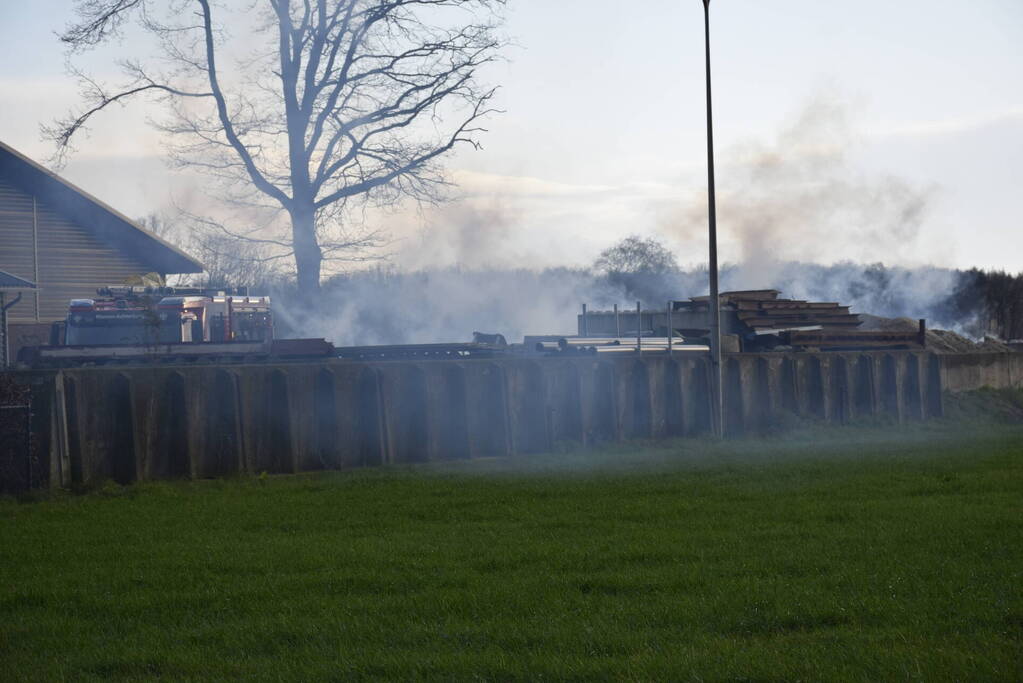 Middelbrand in stro hooiopslag