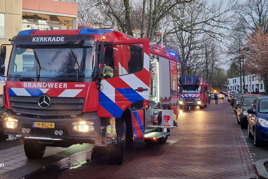 Brandweer blust kooktoestel in woning