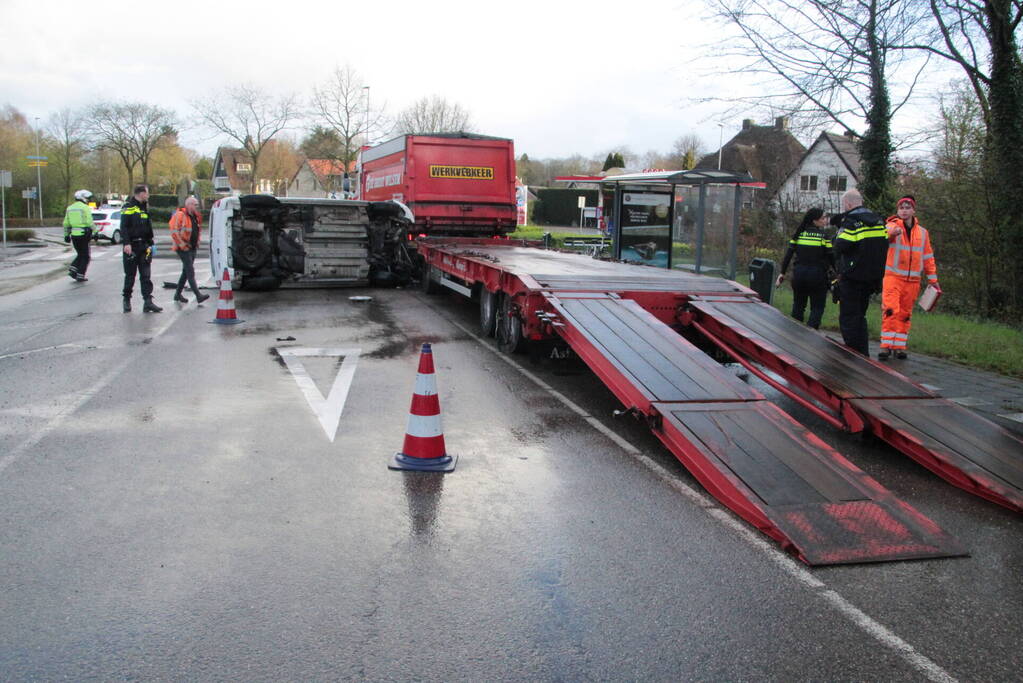 Bestelbus gelanceerd bij botsing en belandt op zijkant