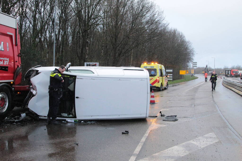 Bestelbus gelanceerd bij botsing en belandt op zijkant