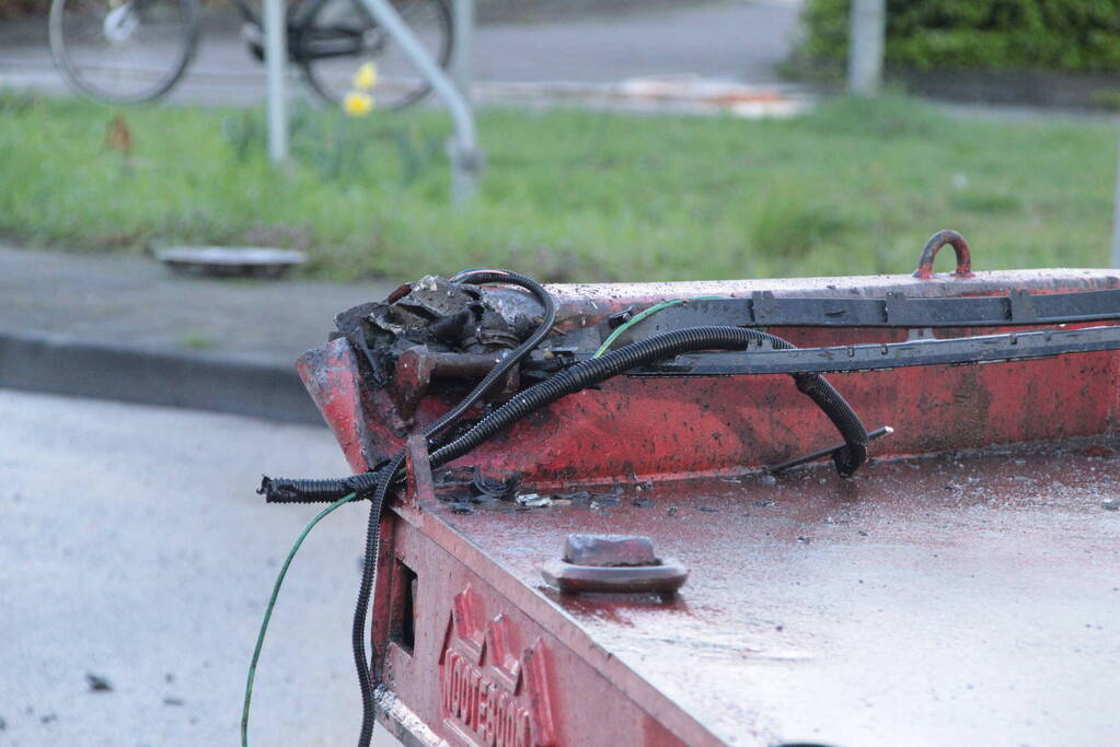 Bestelbus gelanceerd bij botsing en belandt op zijkant