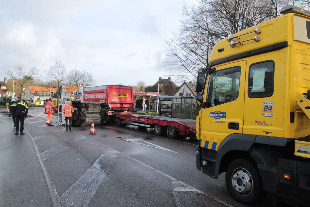 Bestelbus gelanceerd bij botsing en belandt op zijkant