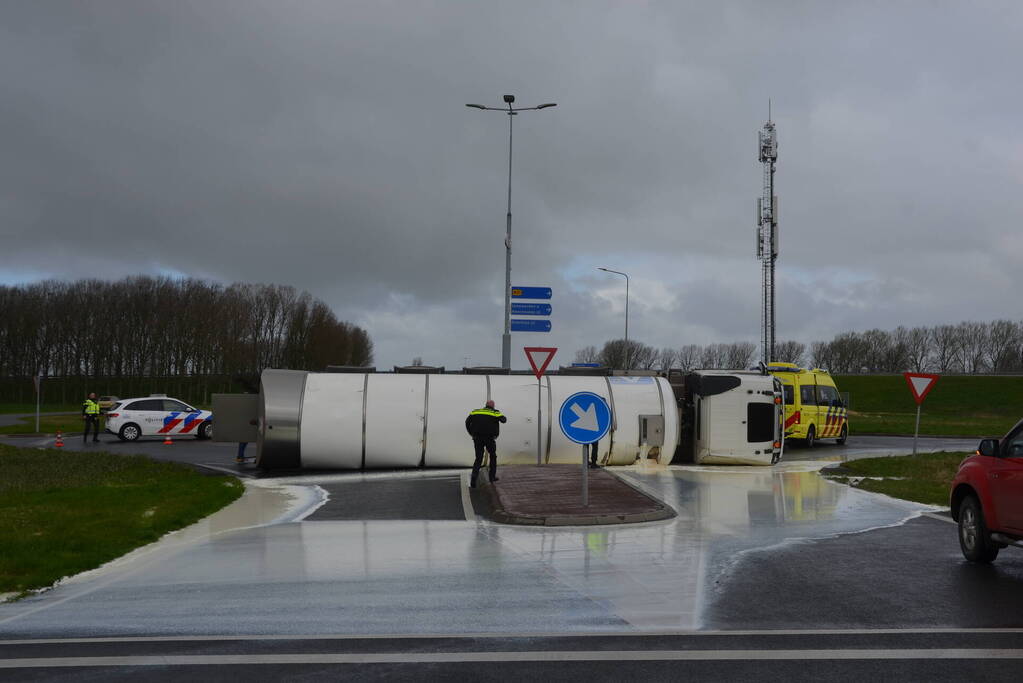 Vrachtwagen met melk kantelt