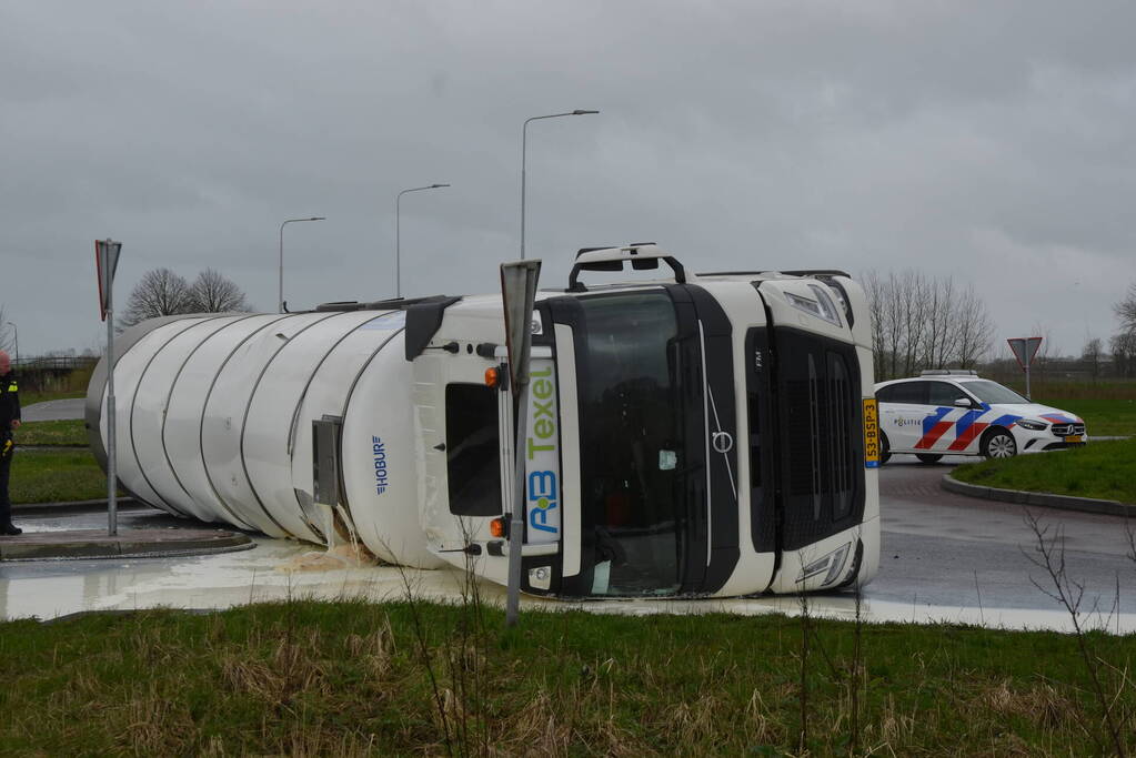 Vrachtwagen met melk kantelt