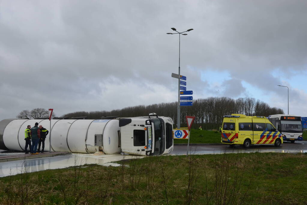 Vrachtwagen met melk kantelt