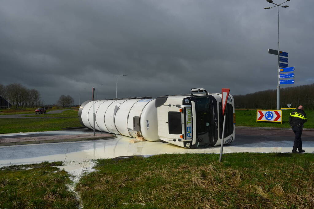 Vrachtwagen met melk kantelt