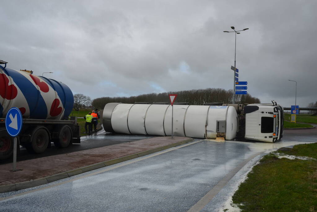 Vrachtwagen met melk kantelt