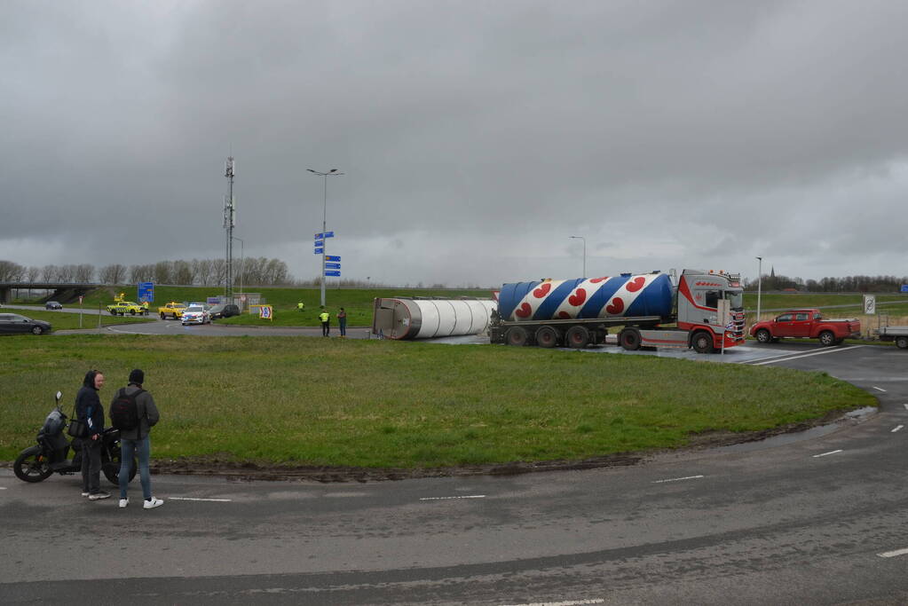 Vrachtwagen met melk kantelt