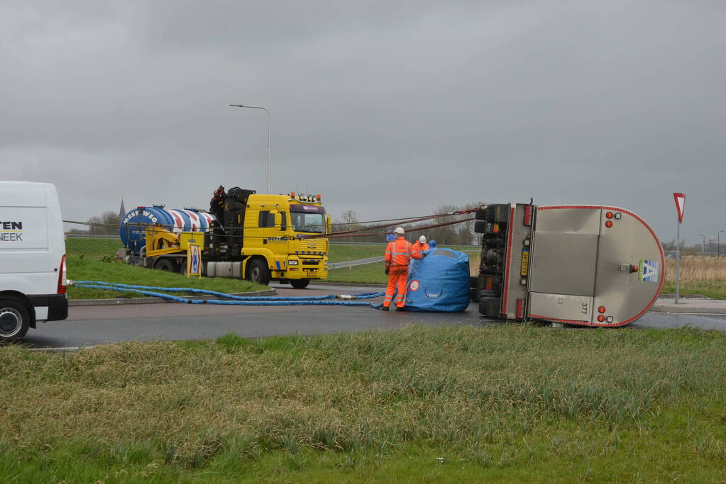 Vrachtwagen met melk kantelt