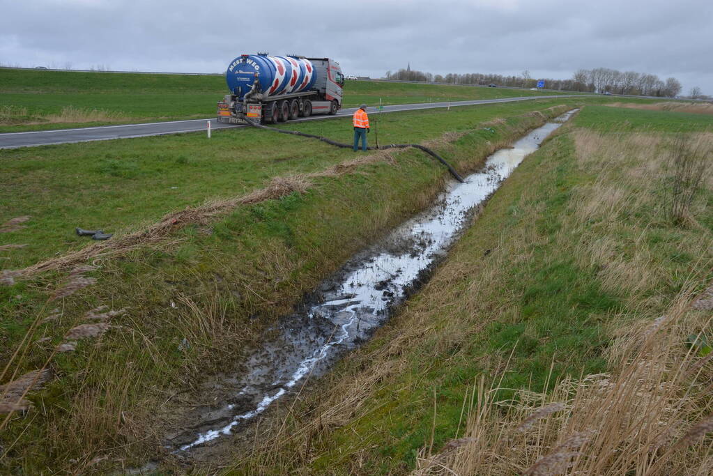 Vrachtwagen met melk kantelt